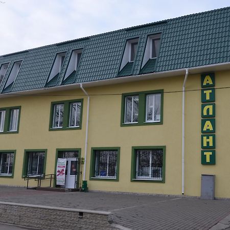 Atlant Hotel Ostroh Bagian luar foto