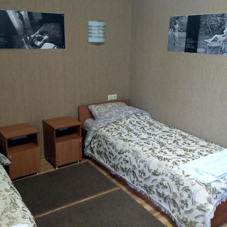 Atlant Hotel Ostroh Bagian luar foto