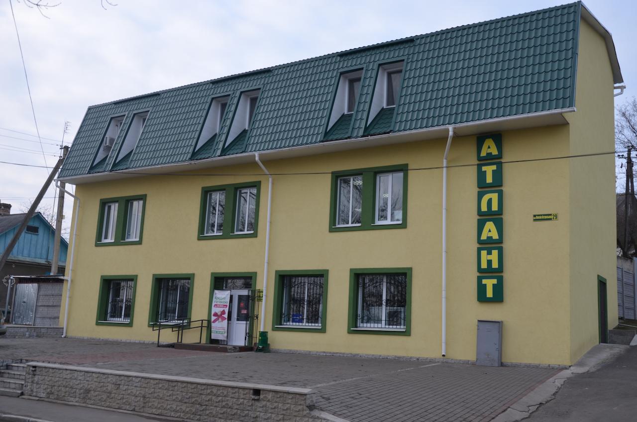 Atlant Hotel Ostroh Bagian luar foto