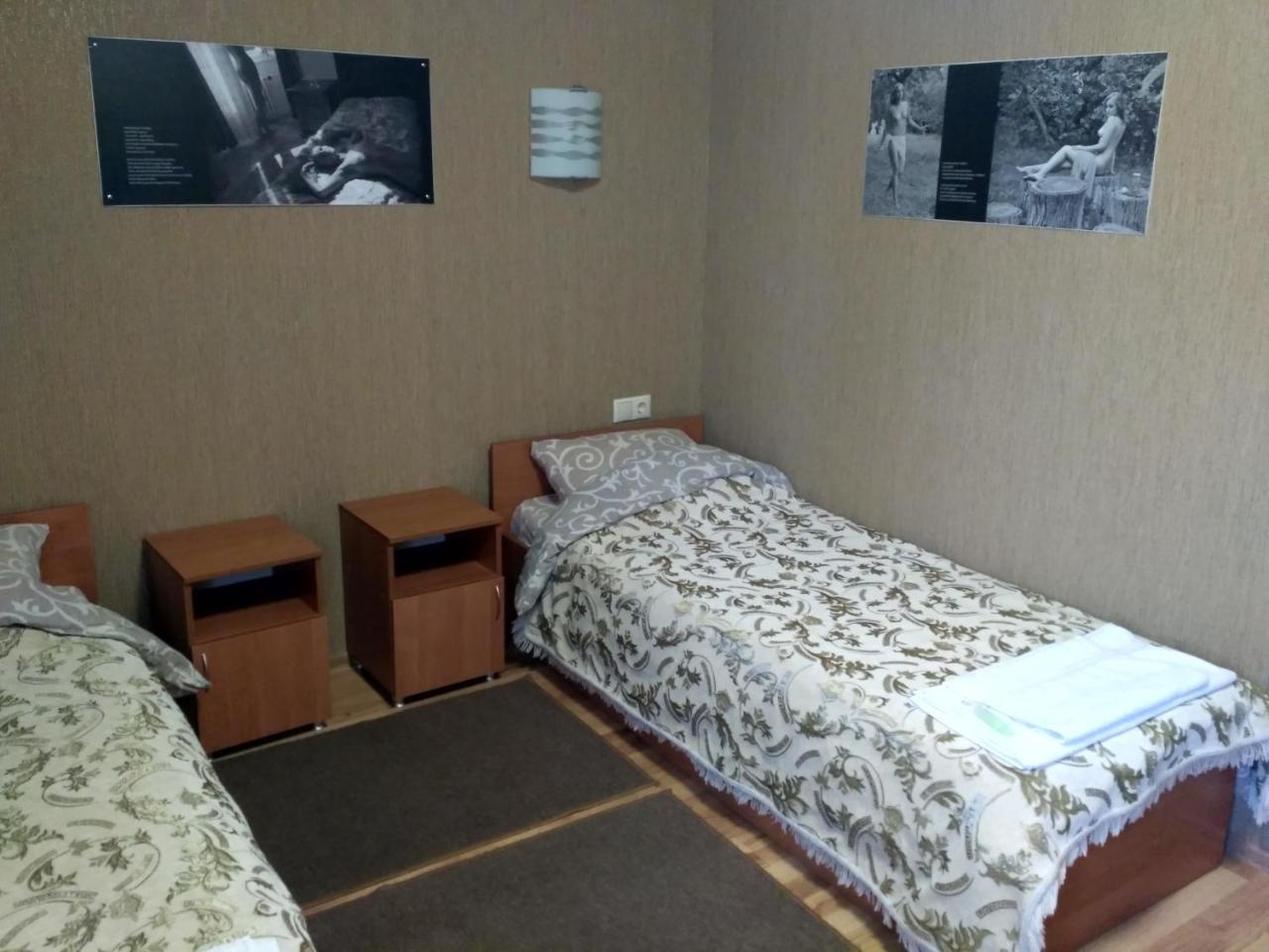 Atlant Hotel Ostroh Bagian luar foto